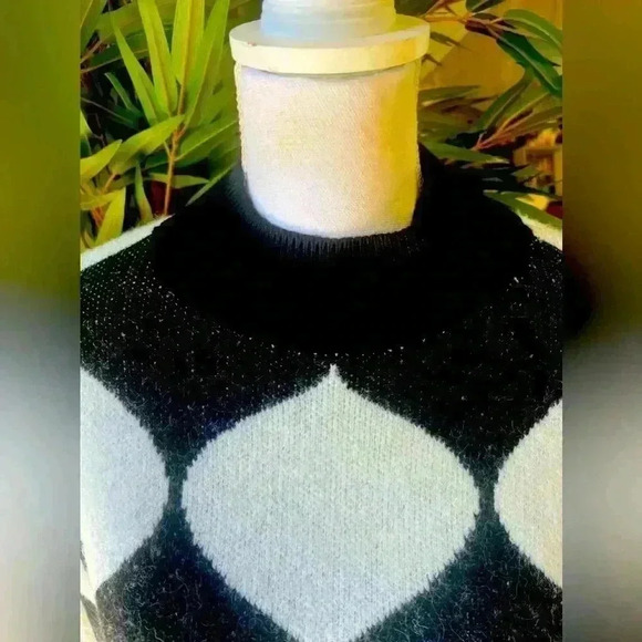 Ann Taylor Factory Sweater. NWT. Size Medium. Black and White. Long sleeve soft - Picture 6 of 10